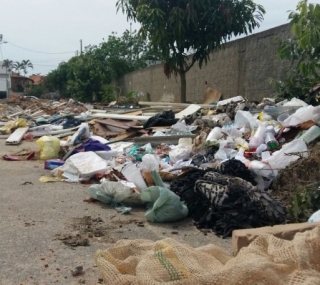 Moradores denunciam acmulo de lixo