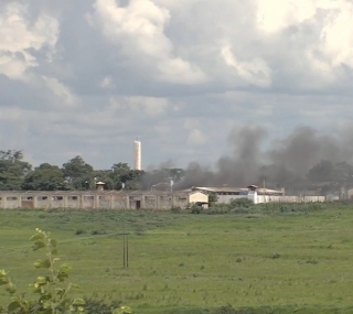 Equipes buscam 99 presos foragidos