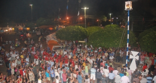 Multidão durante cerimônia