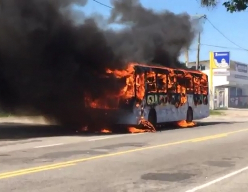 nibus foram incendiados