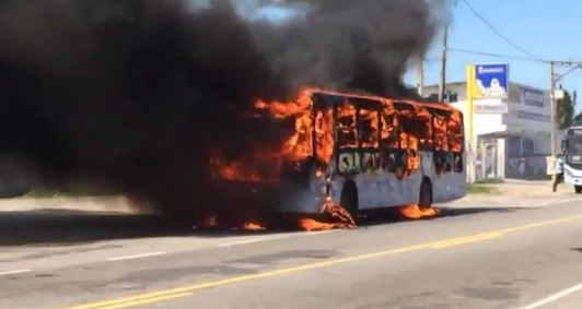 nibus foram incendiados