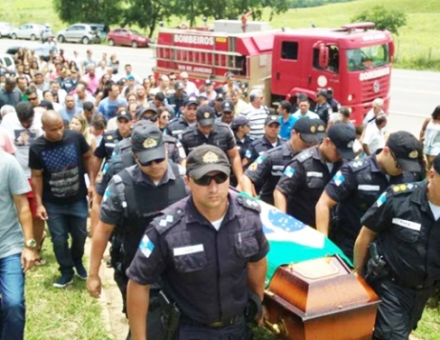 Cortejo acompanhou sepultamento do PM