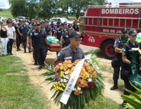 Cortejo acompanhou sepultamento do PM