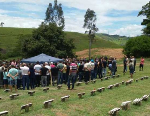 Cortejo acompanhou sepultamento do PM