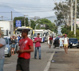 Manifesta&ccedil;&atilde;o interdita rodovia em Santa Cruz