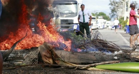 Manifesta&ccedil;&atilde;o interdita rodovia em Santa Cruz