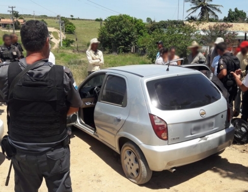 Veculos foram apreendidos