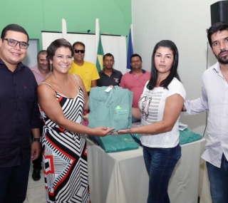 Entrega ocorreu na sala de reuniões do hospital