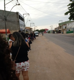 Na baixada filas enormes para transporte alternativo