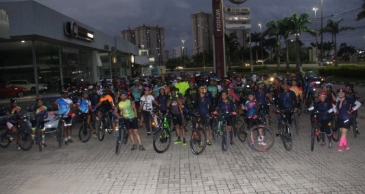 Grupo de ciclistas saiu para ver Superlua