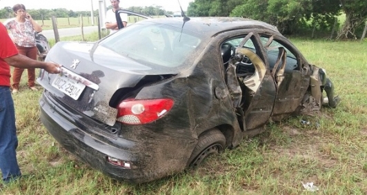 Veculo capotou em SJB