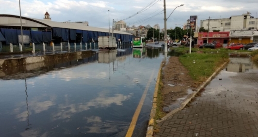 Alagamento na descida da ponte Leonel Brizola