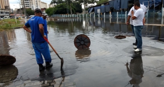 Codemca em servio no entorno do mercado