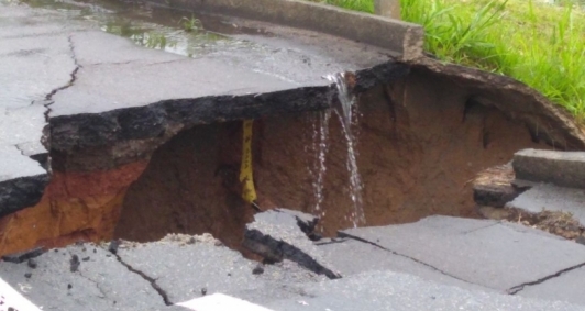 Parte do asfalto cedeu no KM160 (Maca)