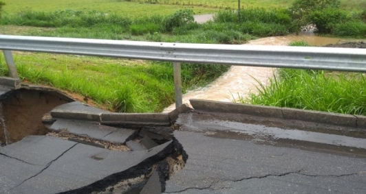 Parte do asfalto cedeu no KM160 (Maca)