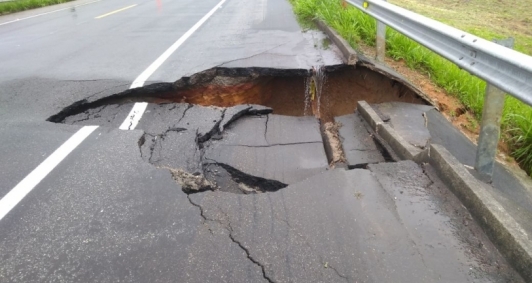 Parte do asfalto cedeu no KM160 (Maca)