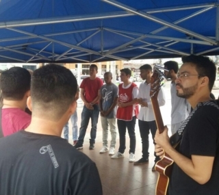 Jovens promoveram a&ccedil;&otilde;es na pra&ccedil;a