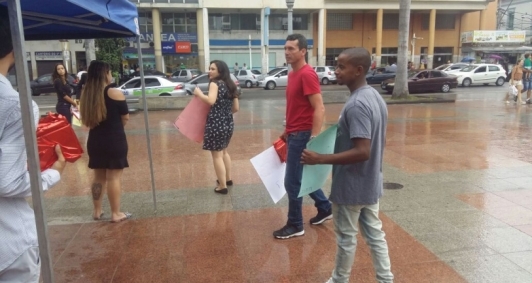 Jovens promoveram a��es na pra�a