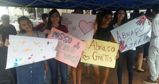 Jovens promoveram a��es na pra�a