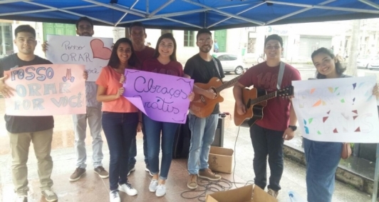 Jovens promoveram a��es na pra�a