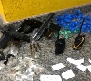 Material apreendido no local