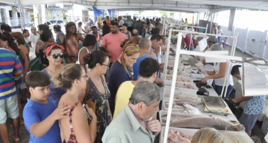 Centenas de pessoas aproveitaram o feriado para prestigiar a Feira do Peixe