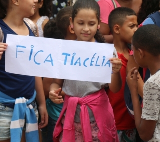 Exoneração de diretora gerou protesto