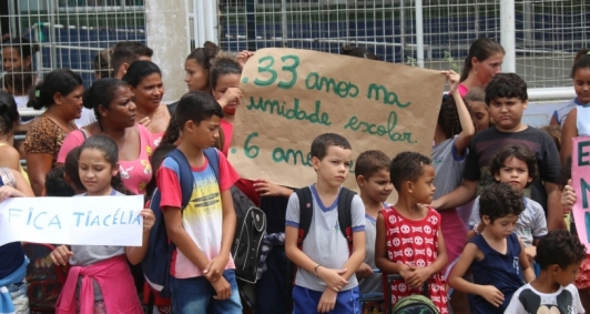 Exonerao de diretora gerou protesto