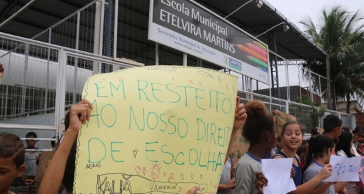 Exonerao de diretora gerou protesto