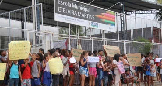 Exoneração de diretora gerou protesto