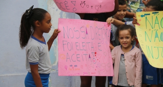 Exonerao de diretora gerou protesto