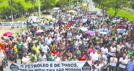 Em 2013, a ento prefeita de Campos Rosinha Garotinho incentivou e participou de manifestaes que fecharam a BR 101
