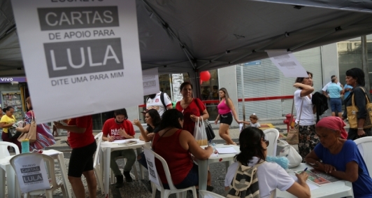 Apoiadores de Lula recolheram cartas que serão enviadas ao petista