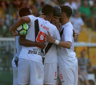 Ríos comemora o gol com os companheiros