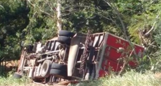 Caminhão tomba em São Fidélis