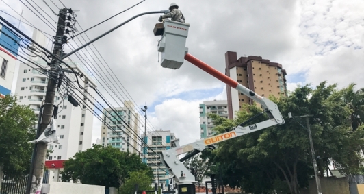 Serviço de troca de lâmpada já vem sendo feito de maneira emergencial