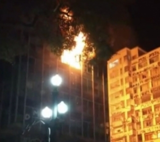 Vídeo mostra incêndio em prédio de SP