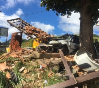 Viatura bateu em ponto de ônibus