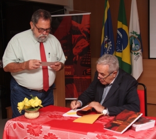 ENTITY_quot_ENTITYEscritos à ToaENTITY_quot_ENTITY teve cerca de 80 unidades vendidas