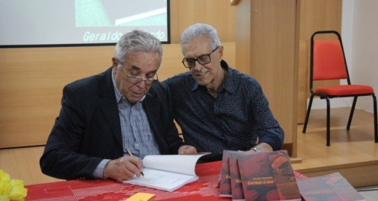 ENTITY_quot_ENTITYEscritos à ToaENTITY_quot_ENTITY teve cerca de 80 unidades vendidas