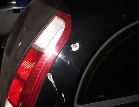 Carro Com Marcas De Tiros Que Estaria Sendo Usado Em Assaltos E Apreendido Folha1 Geral