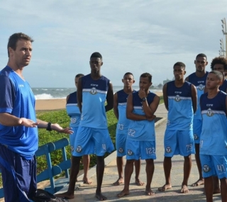 Técnico Felipe Conceição busca conter a euforia