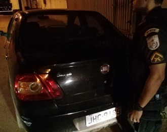 Carro roubado usado em troca de tiros é apreendido 