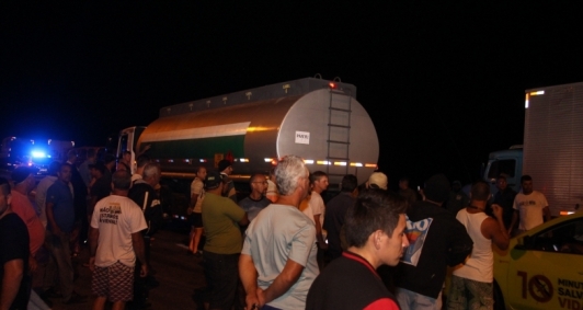 Policiais escoltaram caminhão da PM passando pelo bloqueio  
