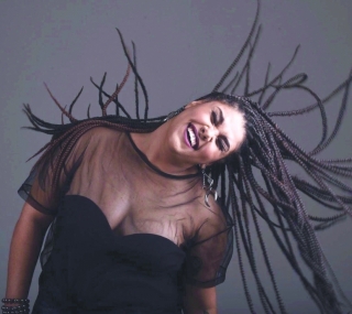 Cantora Amanda Amado