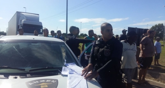 Caminhoneiros liberam carga de remdios na BR-101