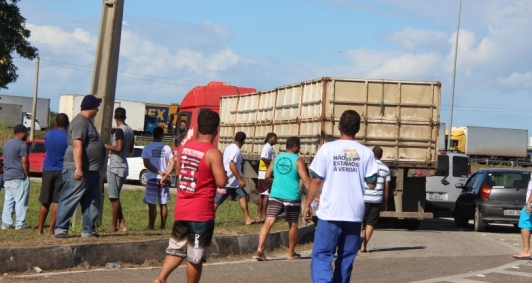 Greve dos caminhoneiros permanece na BR-101
