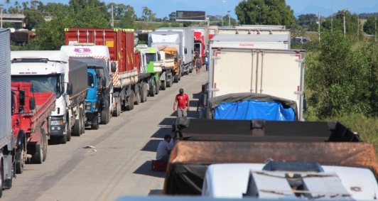 Greve dos caminhoneiros permanece na BR-101