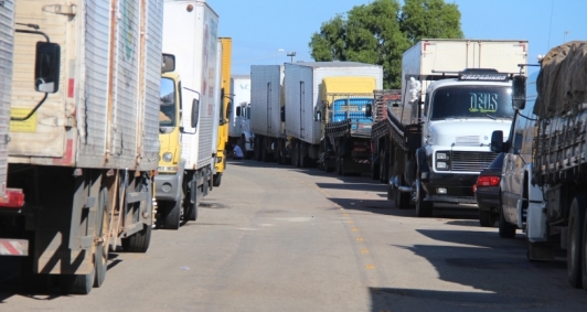 Greve dos caminhoneiros permanece na BR-101