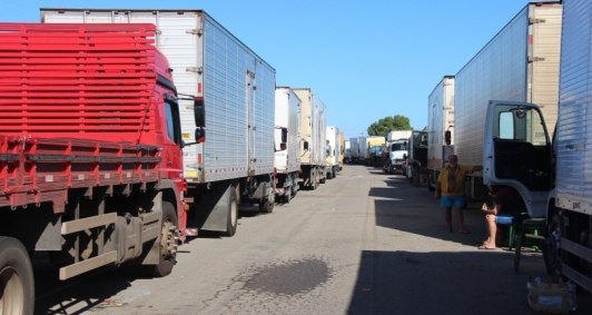 Greve dos caminhoneiros permanece na BR-101